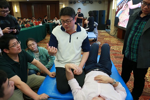 “川平疗法”指导专家宫本明博士现场示教.jpg “川平疗法”指导专家宫本明博士现场示教.jpg