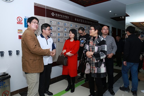 培训间隙,与会嘉宾参观了海南中德骨科医院康复医学中心.jpg 培训间隙,与会嘉宾参观了海南中德骨科医院康复医学中心.jpg